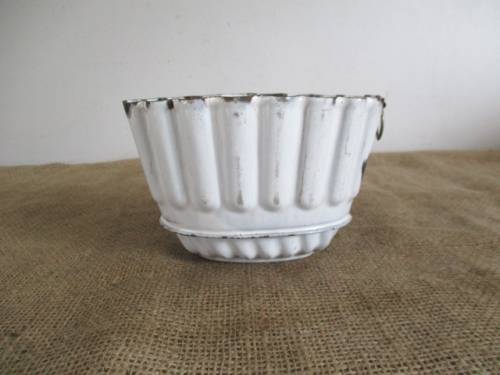 Beautiful Vintage Old Fashioned Enamel Jelly/Pudding Mould