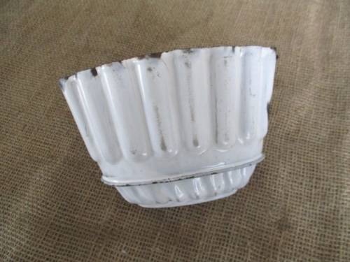 Beautiful Vintage Old Fashioned Enamel Jelly/Pudding Mould