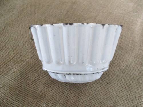 Beautiful Vintage Old Fashioned Enamel Jelly/Pudding Mould