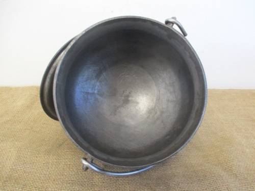 Very Neat And Robust Sizable BestDuty #2 Three Legged Solid Cast Iron Potjie Pot