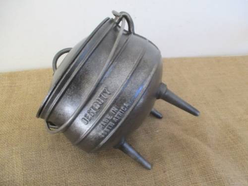 Very Neat And Robust Sizable BestDuty #2 Three Legged Solid Cast Iron Potjie Pot