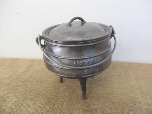 Very Neat And Robust Sizable BestDuty #2 Three Legged Solid Cast Iron Potjie Pot