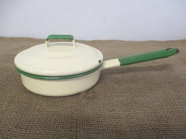 Smart Vintage Old Fashioned Enamel Lidded Frying Pan
