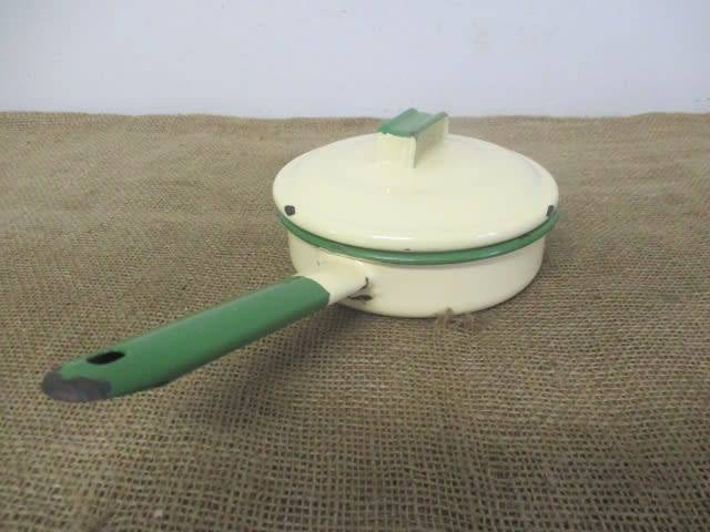 Smart Vintage Old Fashioned Enamel Lidded Frying Pan