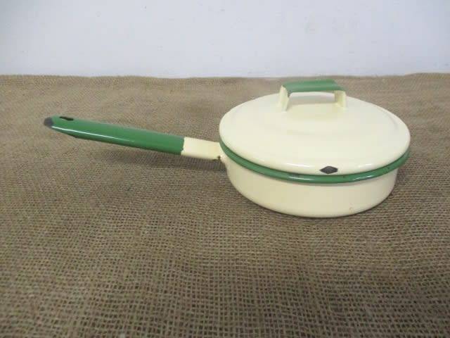 Smart Vintage Old Fashioned Enamel Lidded Frying Pan
