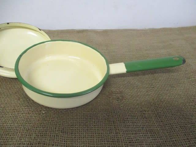 Smart Vintage Old Fashioned Enamel Lidded Frying Pan
