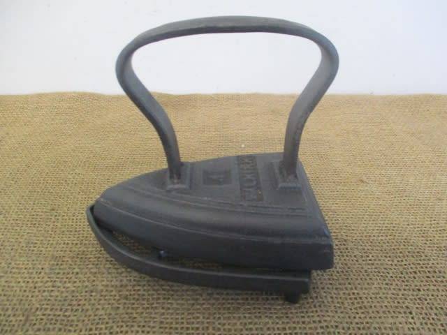 Genuine Antique Cast Iron Falkirk No 4 Sad Iron On A Metal Trivet