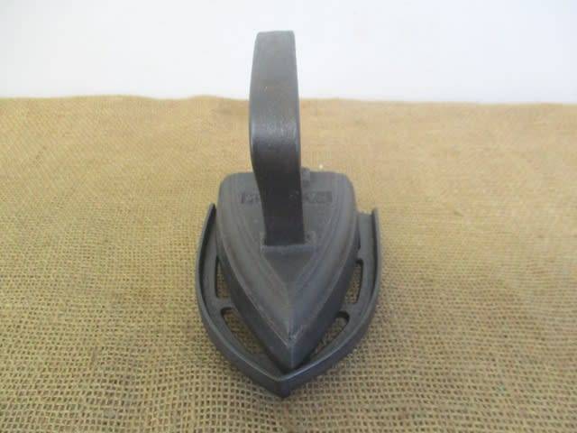Genuine Antique Cast Iron Falkirk No 4 Sad Iron On A Metal Trivet