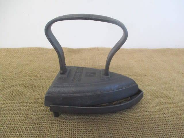 Genuine Antique Cast Iron Falkirk No 4 Sad Iron On A Metal Trivet