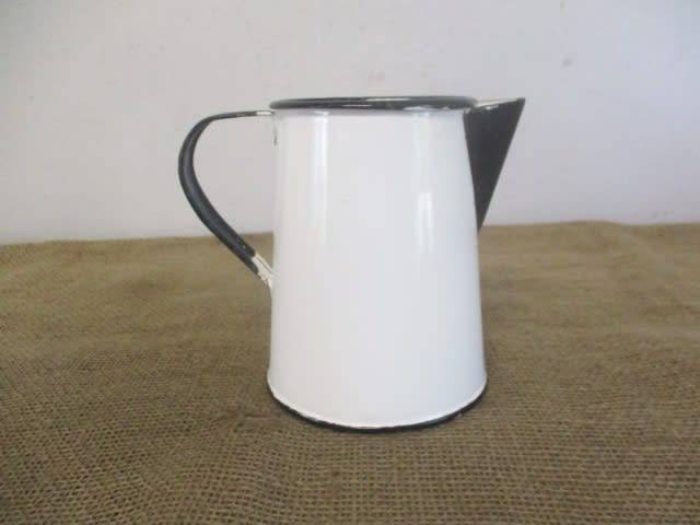 Lovely Vintage Old School Enamel 1,2 liter Milk Jug