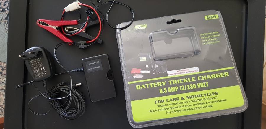 BATTERY  TRICKLE  CHARGER - 0.3  AMP  12 / 230  VOLT