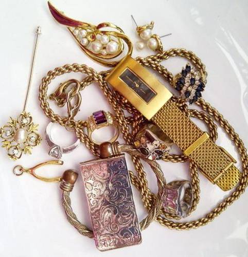 334 grams of OLD JEWELLERY. Including rings, brooches and a TEMPO watch.