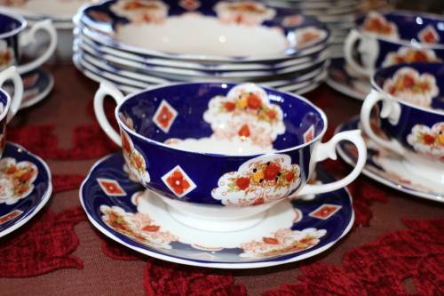 Royal Albert Heirloom Dinner Service (40 pc)