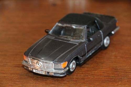 Maisto Die Cast Model Car - Mercedes Benz 500 SL (1:39)