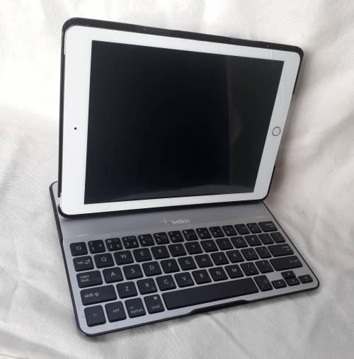 Apple iPad 6th Generation (2018) 128GB Wifi/4G (Includes Belkin Magic Keyboard Case)