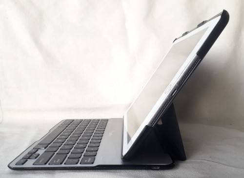 Apple iPad 6th Generation (2018) 128GB Wifi/4G (Includes Belkin Magic Keyboard Case)