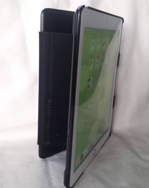 Apple iPad 6th Generation (2018) 128GB Wifi/4G (Includes Belkin Magic Keyboard Case)