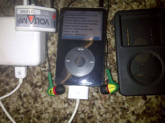 iPOD secondhand barely used incl 144 songs loaded and skull candy earphones unused