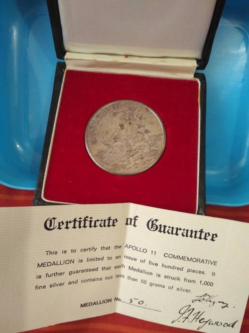 APOLLO 11 COMMEMORATIVE MEDALLION. LIMITED ISSUE. 50 GRAMS OF PURE SILVER.