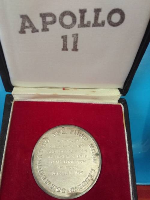 APOLLO 11 COMMEMORATIVE MEDALLION. LIMITED ISSUE. 50 GRAMS OF PURE SILVER.
