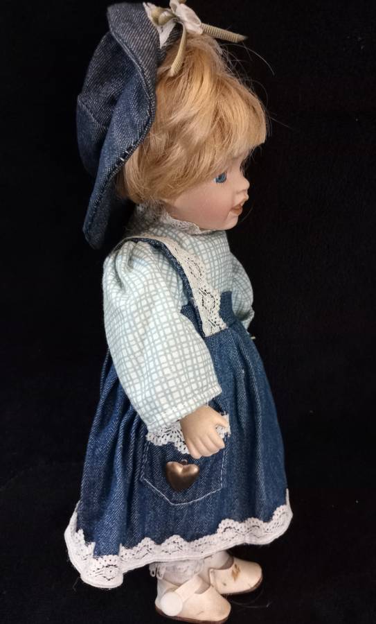 PORCELAIN ANTIQUE DOLL - 28cm TALL - EXCELLENT CONDITION