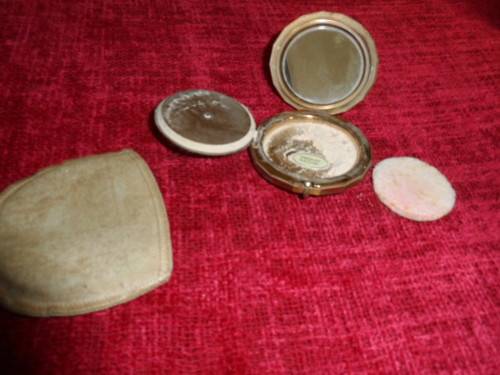 Beautiful old handbag compactum. Made by `yardley`  5.5cm diametre