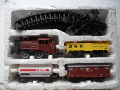 TRAIN SET, BATTERY OPERATED, HO SCALE