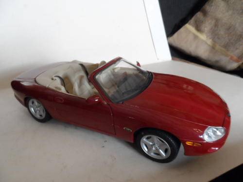 MAISTO JAGUAR XK8 1/18