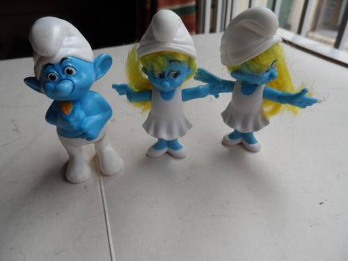 SMURF WITH TWO SMURFETTES