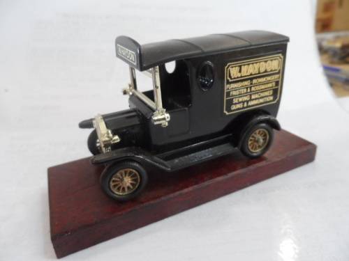 LLEDO CLOSED VAN `W, HAYDON` , ON WOODEN PLINTH [M04]