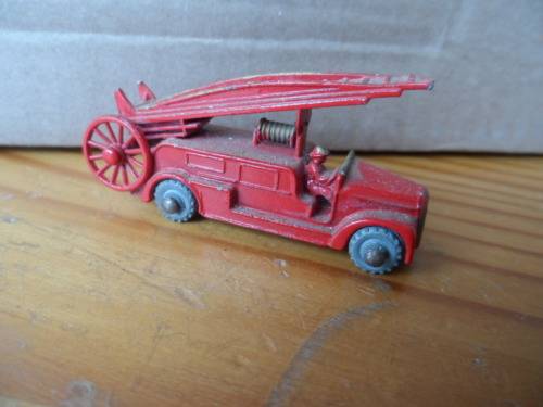 MATCHBOX NO 9 FIRE ENGINE. MW, GOLD GRILLE