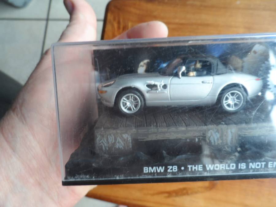 007N BMW Z8- THE WORLD IS NOT ENOUGH- [M200]