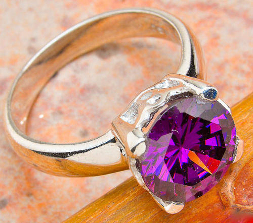 GORGEOUS AMETHYST QUARTZ Ring in SOLID 925 STERLING SILVER. Size 7.
