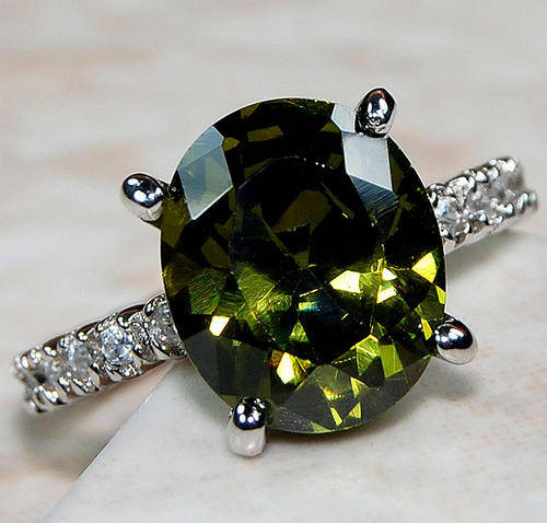 GREEN TOPAZ & WHITE TOPAZ in 925 SOLID STERLING SILVER. Ring Size 7.