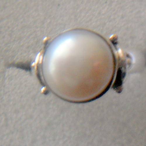 RING IN SOLID 925 SILVER WITH FRESHWATER PEARL. SIZE 6.5.