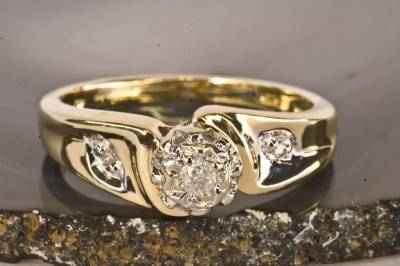 EXQUISITE 3 DIAMOND 0.06 cts.RING IN SOLID 9 ct GOLD. Birmingham U.K. Hallmarked. SIZE 5.5.