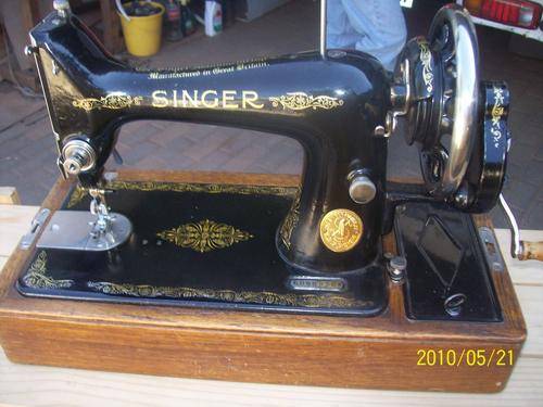 Vintage Singer sewing machine with lots of extra parts/pressure-feet