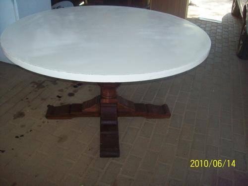 OLD, NEW LOOK ROUND TABLE WITH BEAUTIFUL LEG