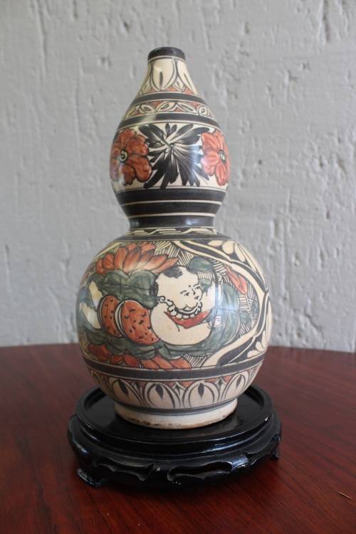 ANTIQUE CHINESE POLYCHROME HAND PAINTED DOUBLE GOURD VASE 27.5CM TALL BY 15CM WIDE +STAND