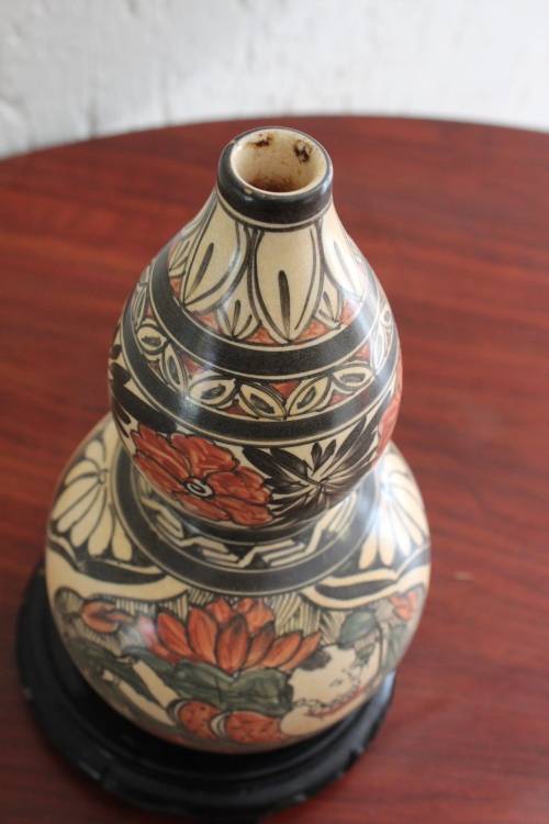 ANTIQUE CHINESE POLYCHROME HAND PAINTED DOUBLE GOURD VASE 27.5CM TALL BY 15CM WIDE +STAND