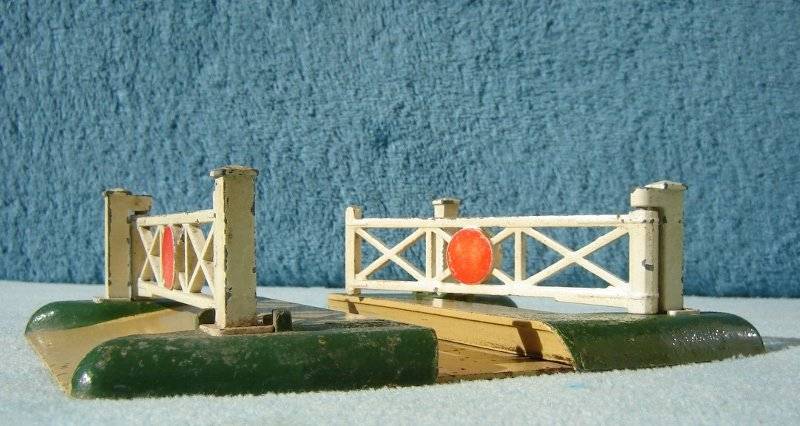 Hornby OO gauge Die-Cast Level Crossing