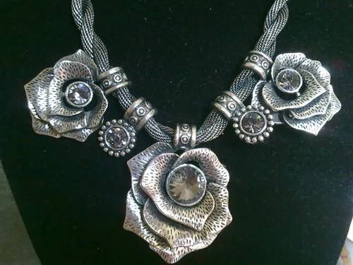 TIBETAN SILVER 3 FLOWERS NECKLACE ~ Stunning!!!!