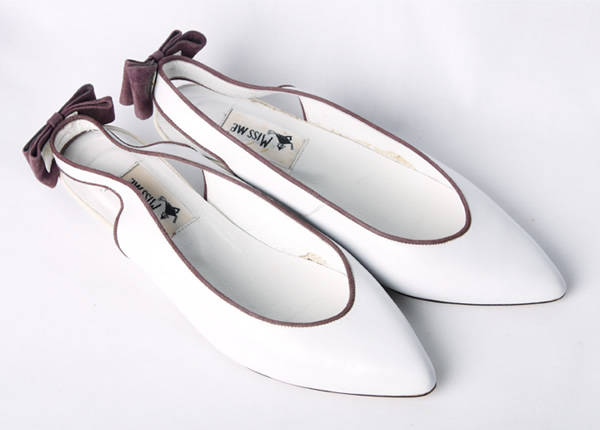 Vintage treasure: White GENUINE LEATHER shoes with brown bows