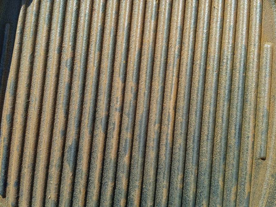 RUSTY CAST IRON GRIDDLE PAN (SQUARE)