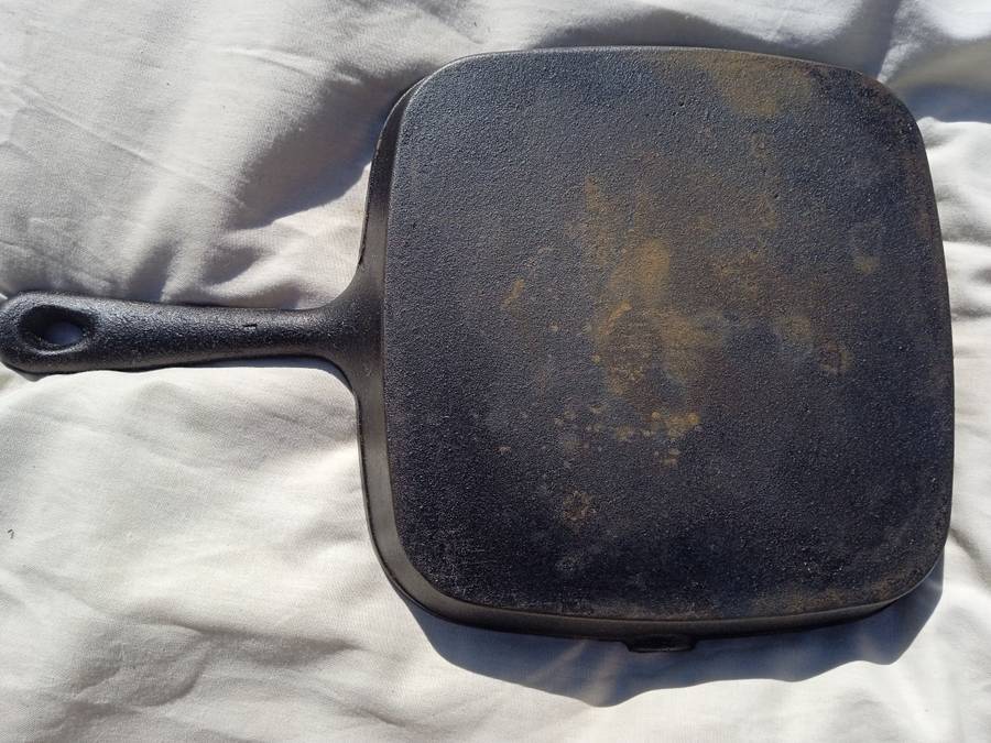 RUSTY CAST IRON GRIDDLE PAN (SQUARE)