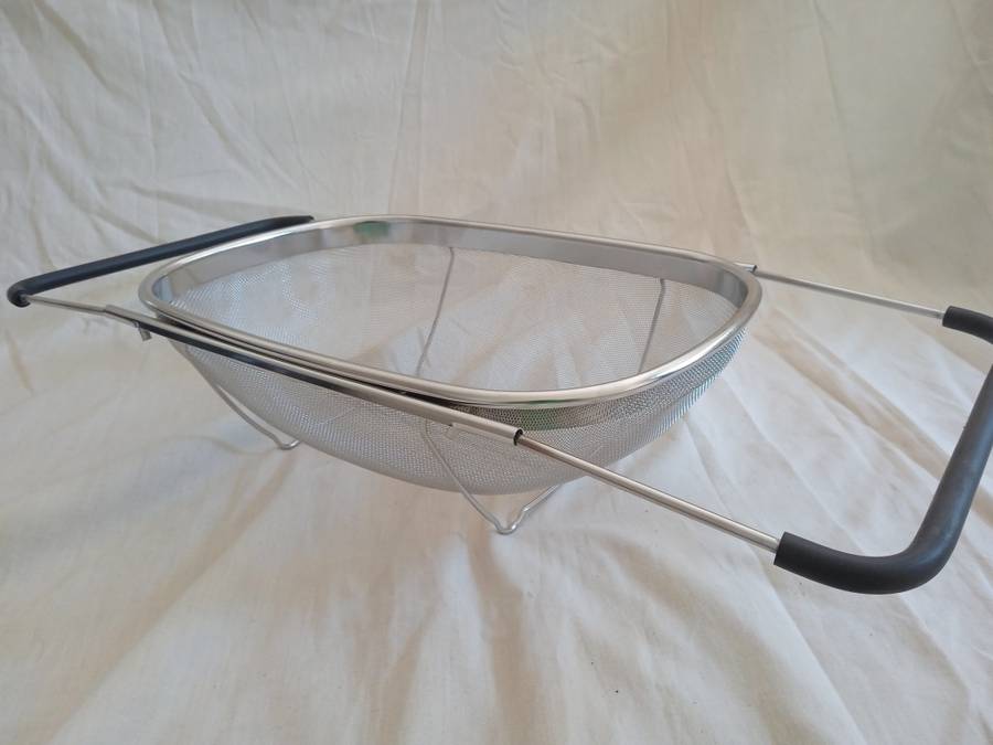 STAINLESS STEEL EXTENDABLE SINK STRAINER