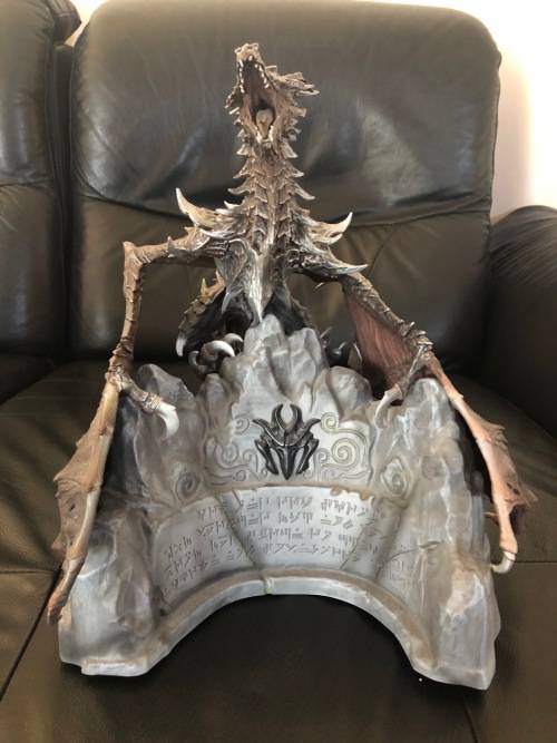 Skyrim Alduin Dragon Statue + Leather Artbook