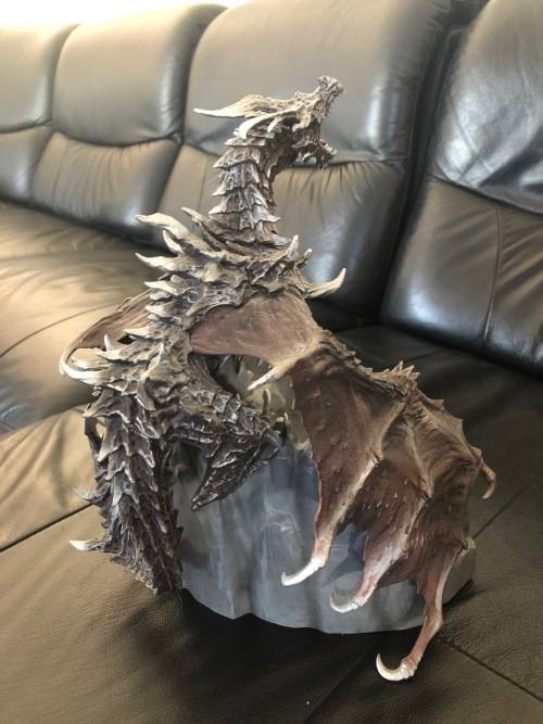 Skyrim Alduin Dragon Statue + Leather Artbook