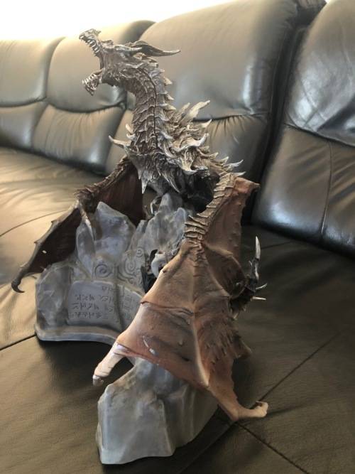 Skyrim Alduin Dragon Statue + Leather Artbook