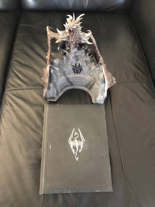 Skyrim Alduin Dragon Statue + Leather Artbook